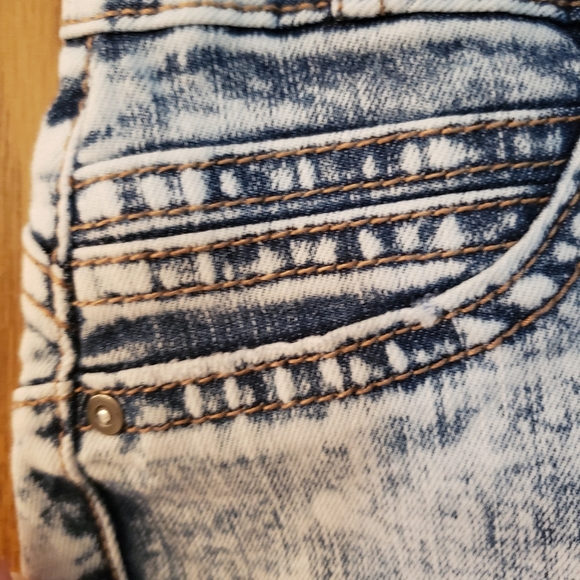 Cute, light blue, distressed skinny jeans. Like new. Size 3 - Picture 6 of 7